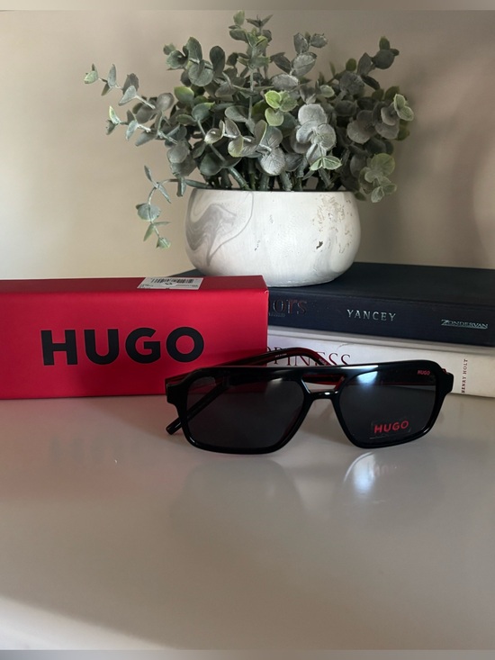 HUGO Black Sunglasses with Dark Gray Lenses main image 4